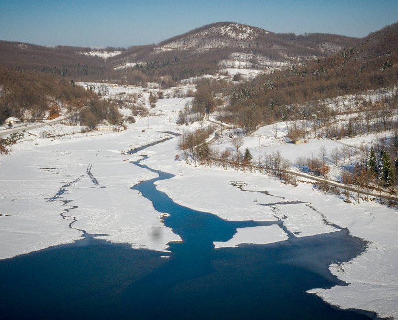 Η -ούτως ή άλλως- πανέμορφη λίμνη Πλαστήρα τώρα και χιονισμένη (pics)