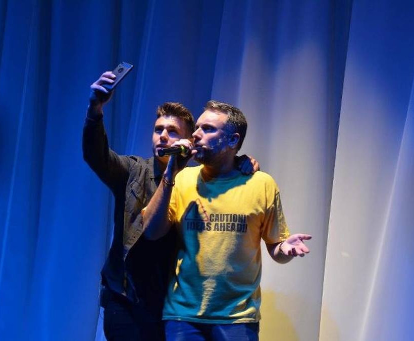 Την Τρίτη πραγματοποιήθηκε η επίσημη πρεμιέρα της κωμωδίας «Οι Έξαλλοι» στο Θέατρο ΑΘΗΝΑ