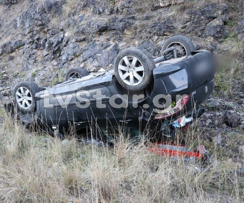Φθιώτιδα: Ι.Χ. τούμπαρε - Άγιο είχε ο οδηγός (pics)
