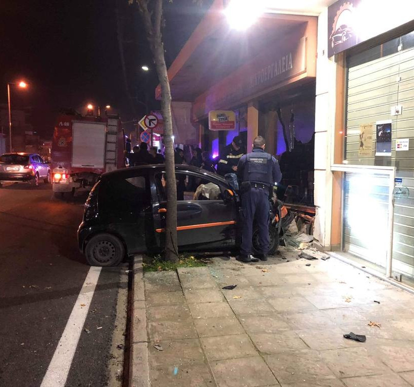 Λάρισα: Στο νοσοκομείο οδηγός αυτοκινήτου που «καρφώθηκε» σε βιτρίνα (pics)