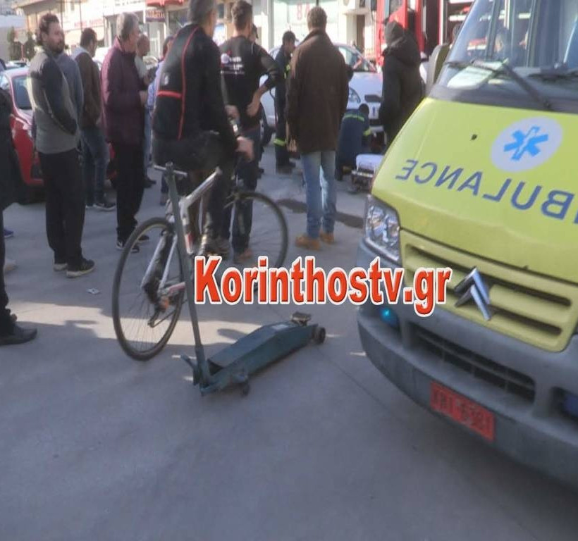 Κόρινθος: Σοβαρό τροχαίο με μοτοσικλετιστή - «Σφηνώθηκε» κάτω από αυτοκίνητο  