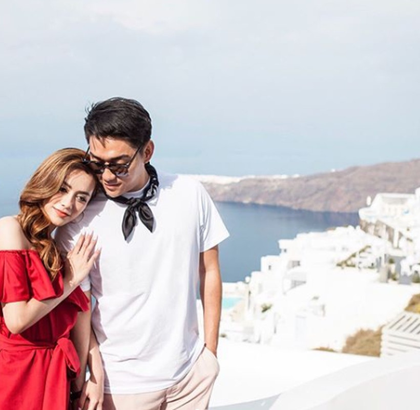 Ινδονησία: Νεκρή η σύζυγος του τραγουδιστή - Από τις ξέγνοιαστες στιγμές στην Ελλάδα στο θάνατο