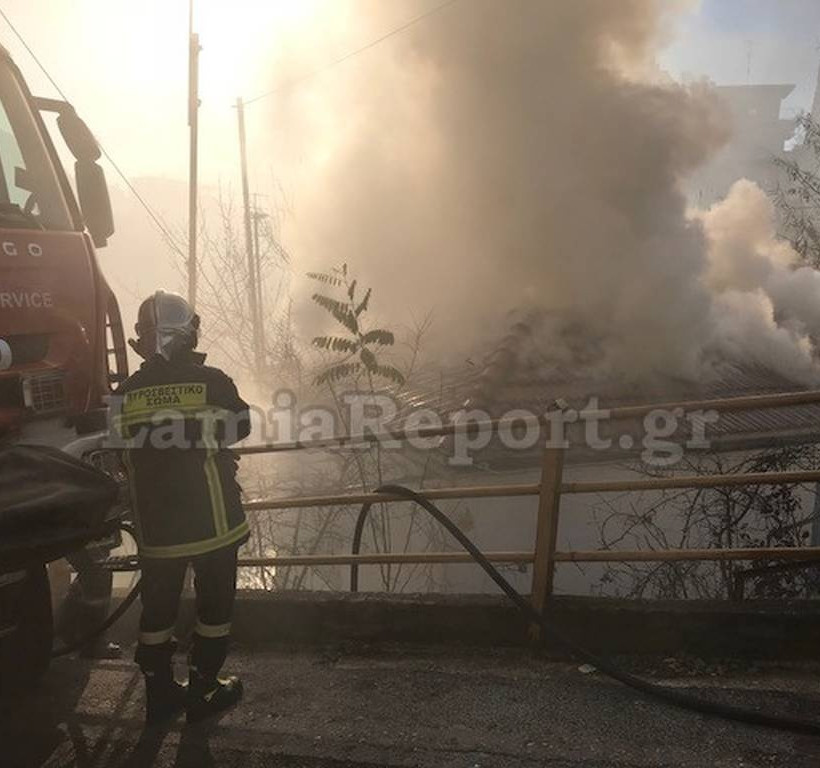 Πυρκαγιά σε μονοκατοικία στη Λαμία (pics)