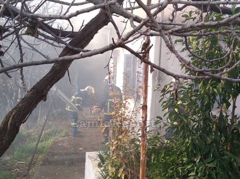 Πυρκαγιά σε μονοκατοικία στη Λαμία (pics)