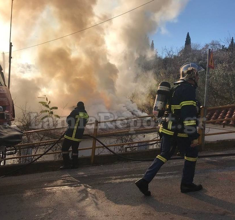 Πυρκαγιά σε μονοκατοικία στη Λαμία (pics)