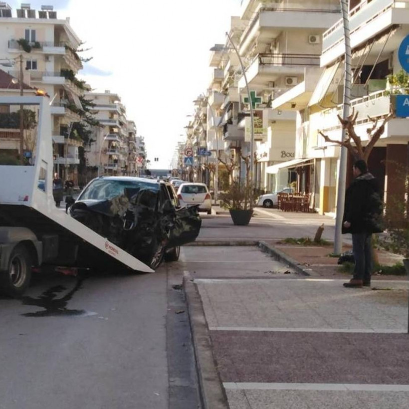 Καλάματα: Αυτοκίνητο έκοψε δέντρο και «καρφώθηκε» σε σπίτι  