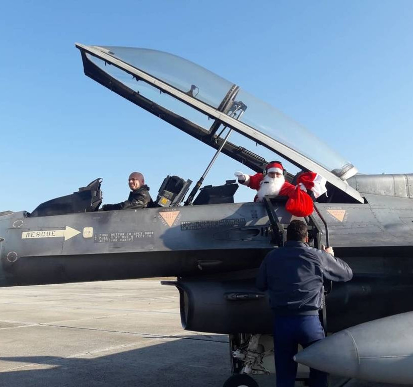Με F-16 προσγειώθηκε ο Άγιος Βασίλης στη Λάρισα (pics)