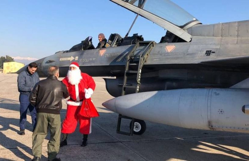 Με F-16 προσγειώθηκε ο Άγιος Βασίλης στη Λάρισα (pics)