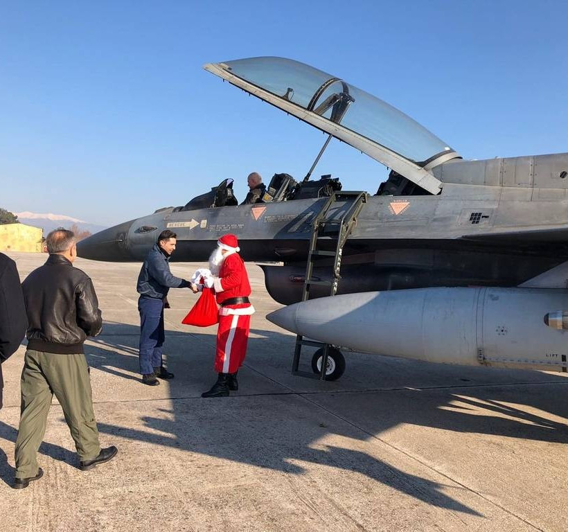 Με F-16 προσγειώθηκε ο Άγιος Βασίλης στη Λάρισα (pics)