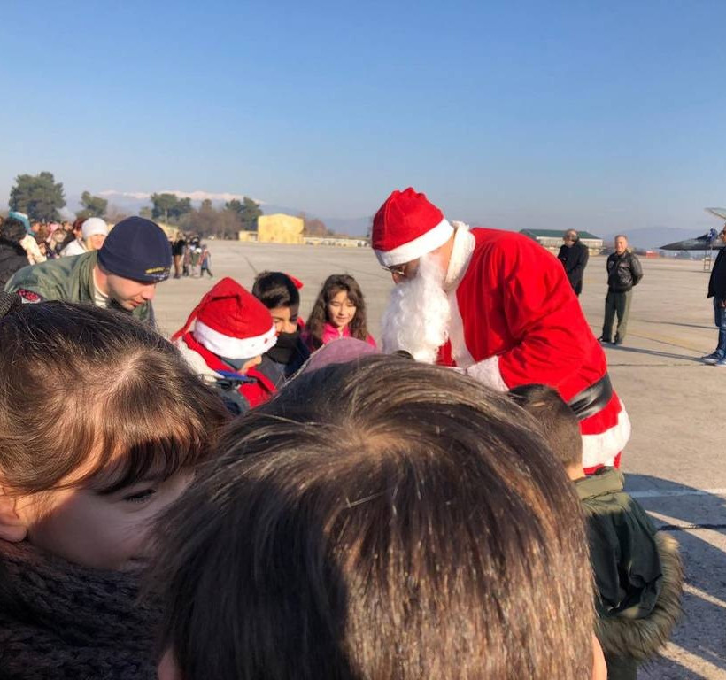 Με F-16 προσγειώθηκε ο Άγιος Βασίλης στη Λάρισα (pics)