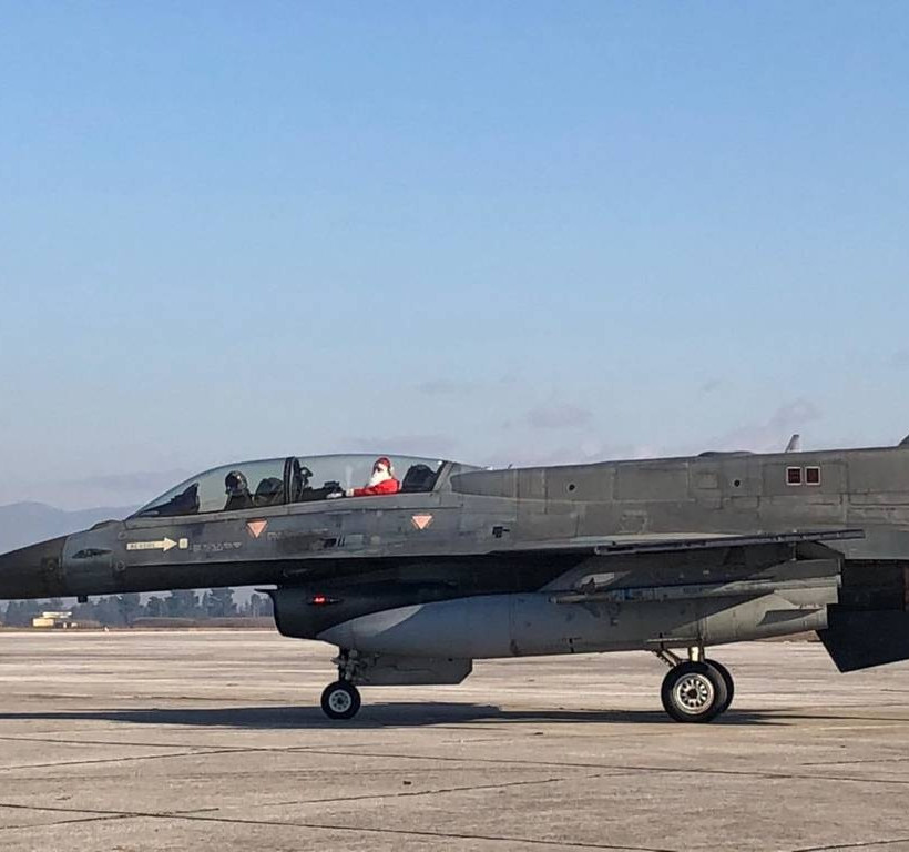 Με F-16 προσγειώθηκε ο Άγιος Βασίλης στη Λάρισα (pics)