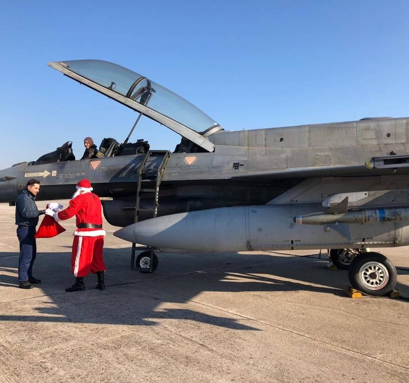 Με F-16 προσγειώθηκε ο Άγιος Βασίλης στη Λάρισα (pics)
