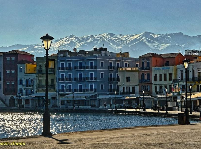 Χανιά: Απολαύστε το Παλιό Λιμάνι με φόντο τις χιονισμένες Μαδάρες (pics)