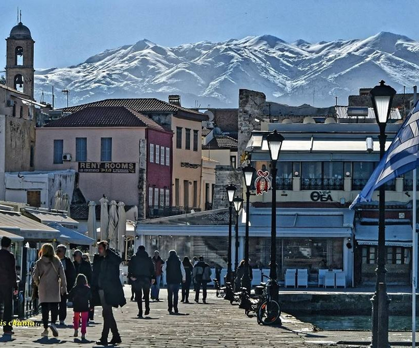 Χανιά: Απολαύστε το Παλιό Λιμάνι με φόντο τις χιονισμένες Μαδάρες (pics)