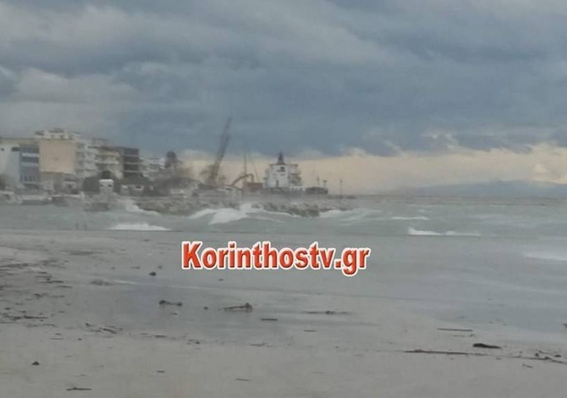 Καιρός: Η θάλασσα βγήκε στη στεριά στην Κόρινθο (pics)