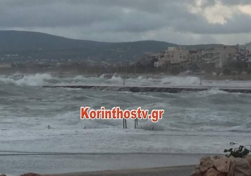 Καιρός: Η θάλασσα βγήκε στη στεριά στην Κόρινθο (pics)