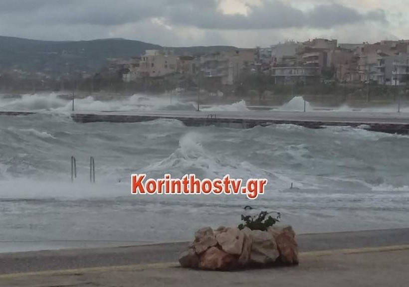Καιρός: Η θάλασσα βγήκε στη στεριά στην Κόρινθο (pics)