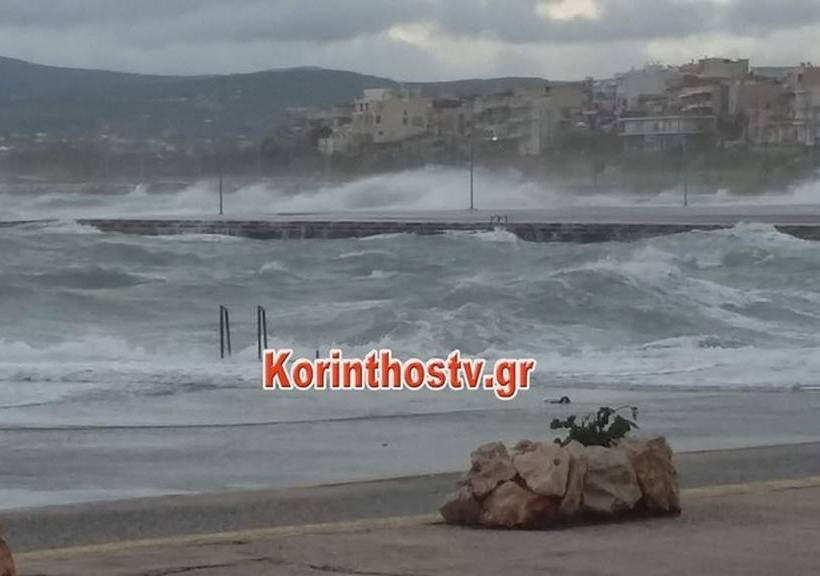 Καιρός: Η θάλασσα βγήκε στη στεριά στην Κόρινθο (pics)