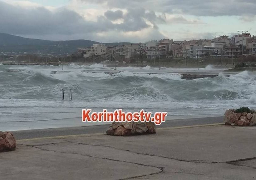 Καιρός: Η θάλασσα βγήκε στη στεριά στην Κόρινθο (pics)