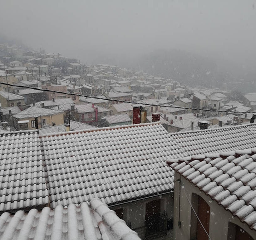 Καιρός: Στα λευκά και η Μυτιλήνη - Σε συναγερμό οι υπηρεσίες του Δήμου (pics)