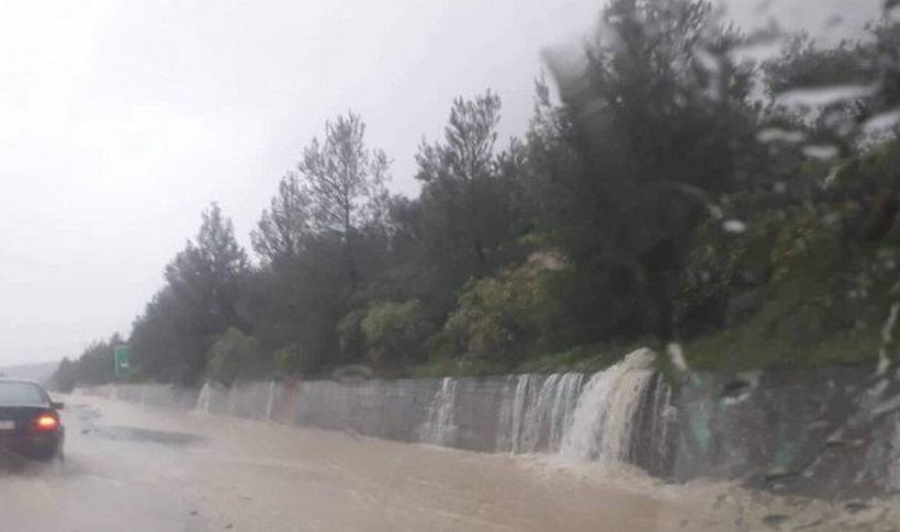 Καιρός: Προβλήματα στο οδικό δίκτυο των Χανίων - Με προσοχή η κυκλοφορία στην Εθνική Οδό (pics)