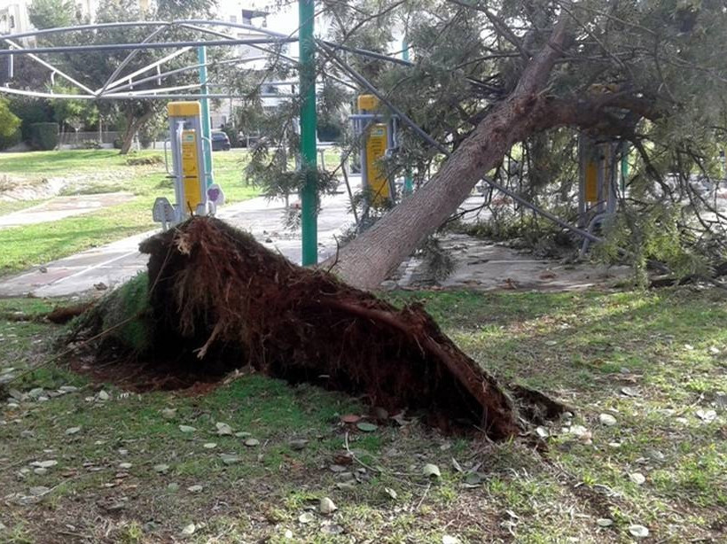 Καιρός: Έτσι χτυπά ο «Ραφαήλ» την Αθήνα - Το πέρασμα της κακοκαιρίας μέσα από εικόνες (pics)
