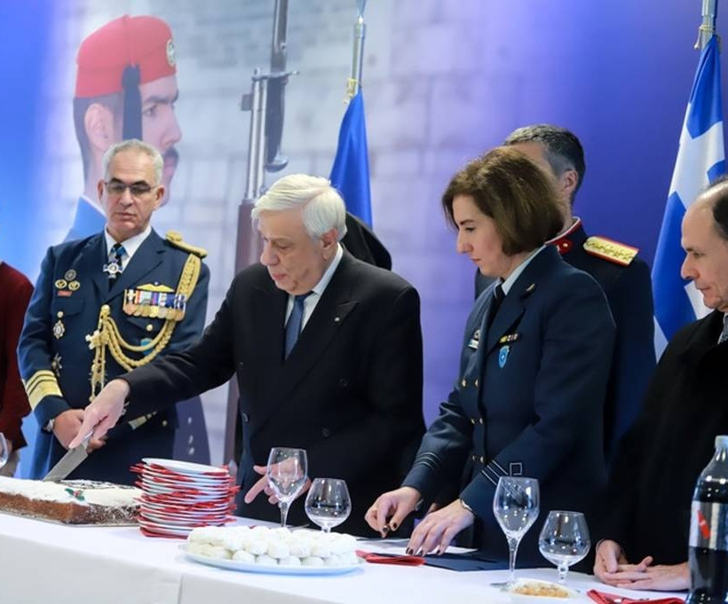 Στον Πρόεδρο της Δημοκρατίας το φλουρί της πίτας της Προεδρικής Φρουράς 