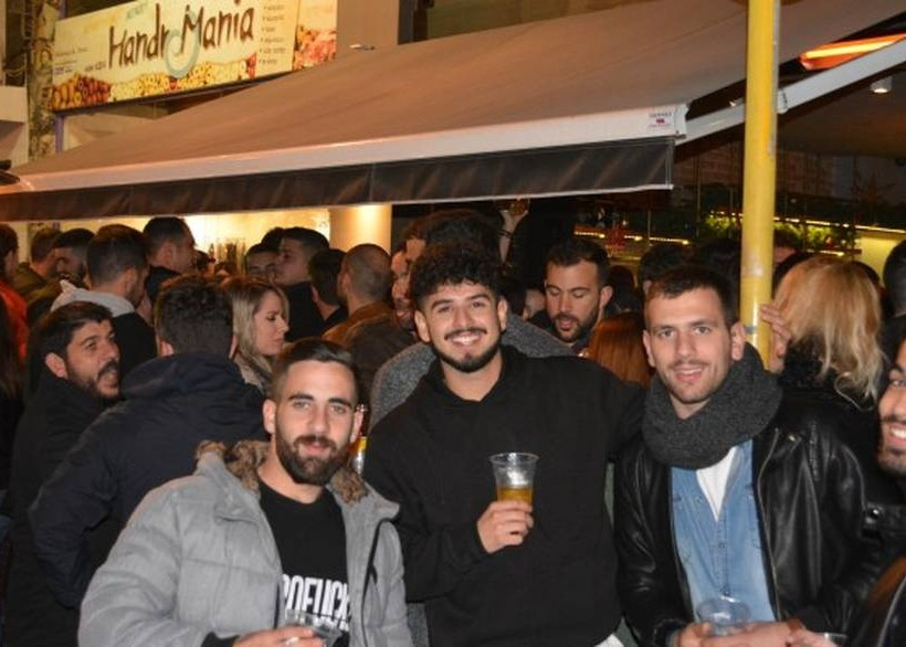 Χανιά: Πρωτοχρονιάτικο γλέντι με... ζεϊμπέκικο και βροχή (pics+vids)