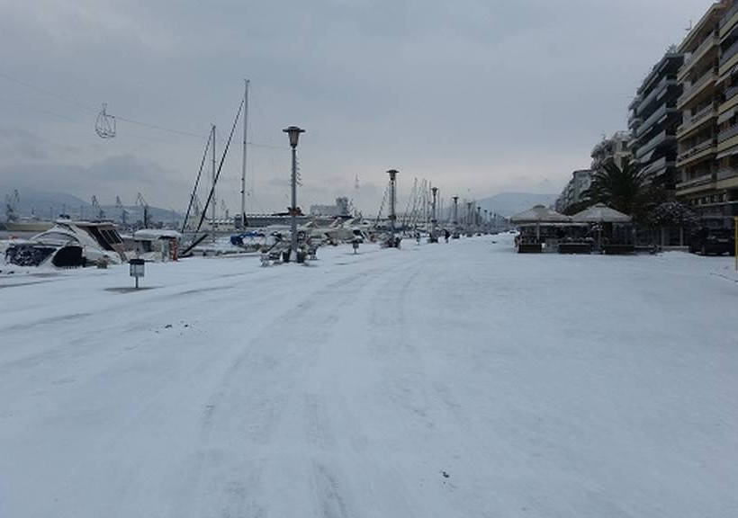 Καιρός – Βόλος: Το έστρωσε μέχρι τις… βάρκες – Υπέροχες εικόνες από τη χιονισμένη παραλία 