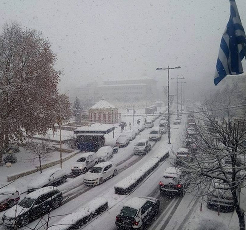 Καιρός ΤΩΡΑ: Χιόνια και στο κέντρο της Αθήνας - Δείτε πότε!