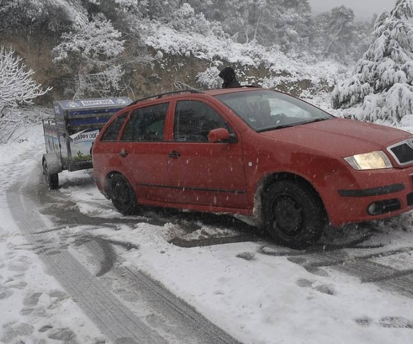 Οδήγηση στο χιόνι: Όλα όσα πρέπει να γνωρίζει ο οδηγός για να μετακινηθεί με ασφάλεια (vid)