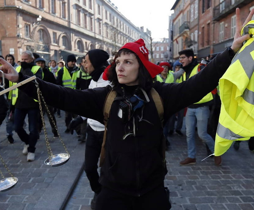 Πανικός στο Παρίσι: Τα «κίτρινα γιλέκα» μπούκαραν με όχημα σε κυβερνητικά γραφεία - Δείτε το βίντεο
