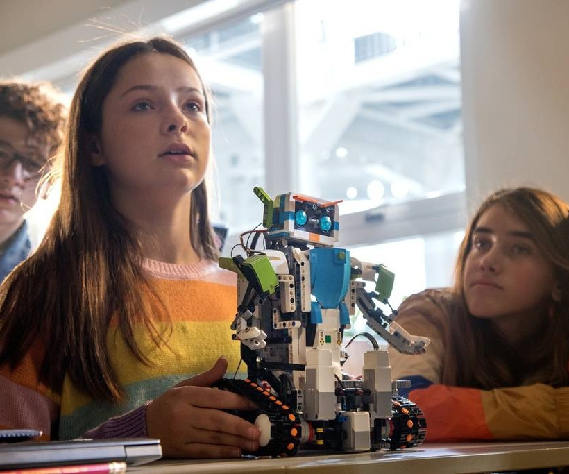 Η πρώτη ελληνική ταινία μυθοπλασίας για την εκπαιδευτική ρομποτική από την Cosmote