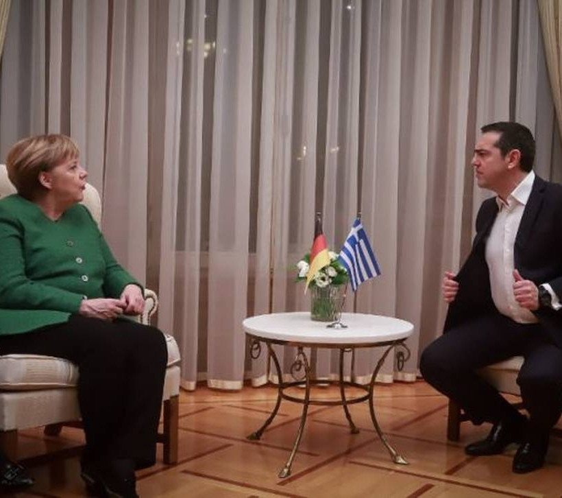 Η φωτογραφία από τη συνάντηση Τσίπρα – Μέρκελ που διέλυσε το Ίντερνετ