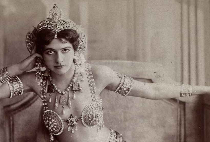 Σαν σήμερα το 1971 εκτελείται η διασημότερη κατάσκοπος του κόσμου Μάτα Χάρι (Pics+Vid)