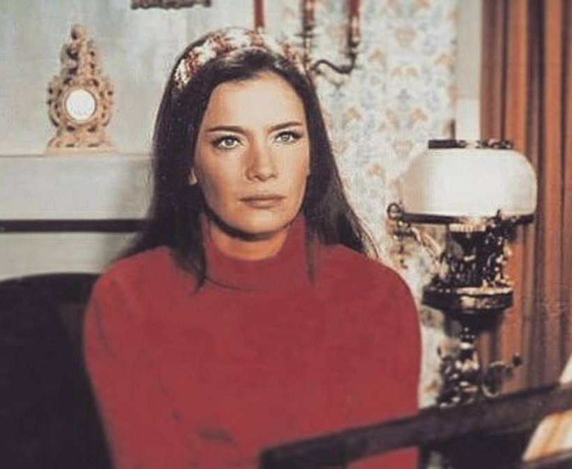 Σαν σήμερα το 1992 «φεύγει» από τη ζωή η Ελληνίδα ηθοποιός Τζένη Καρέζη (Pics+Vids)