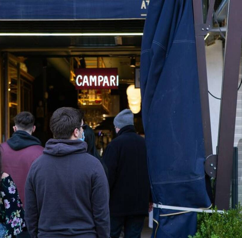 Συνωστισμός για ένα ποτό