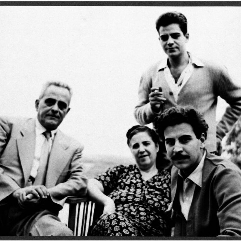 Μίκης Θεοδωράκης με τους γονείς του