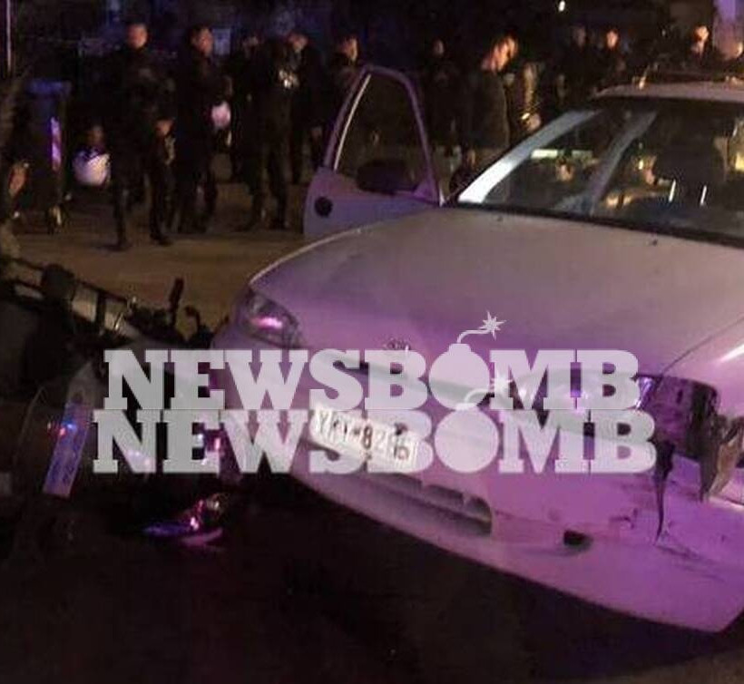 Το λευκό αυτοκίνητο με το οποίο οι 3 επιβαίνοντες εμβόλισαν τις μηχανές της ομάδας ΔΙΑΣ