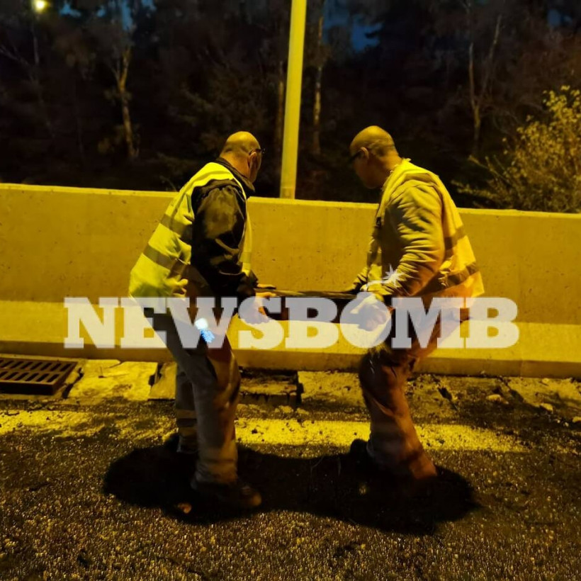 Υπάλληλοι της Αττικής Οδού καθαρίζουν τον δρόμο 