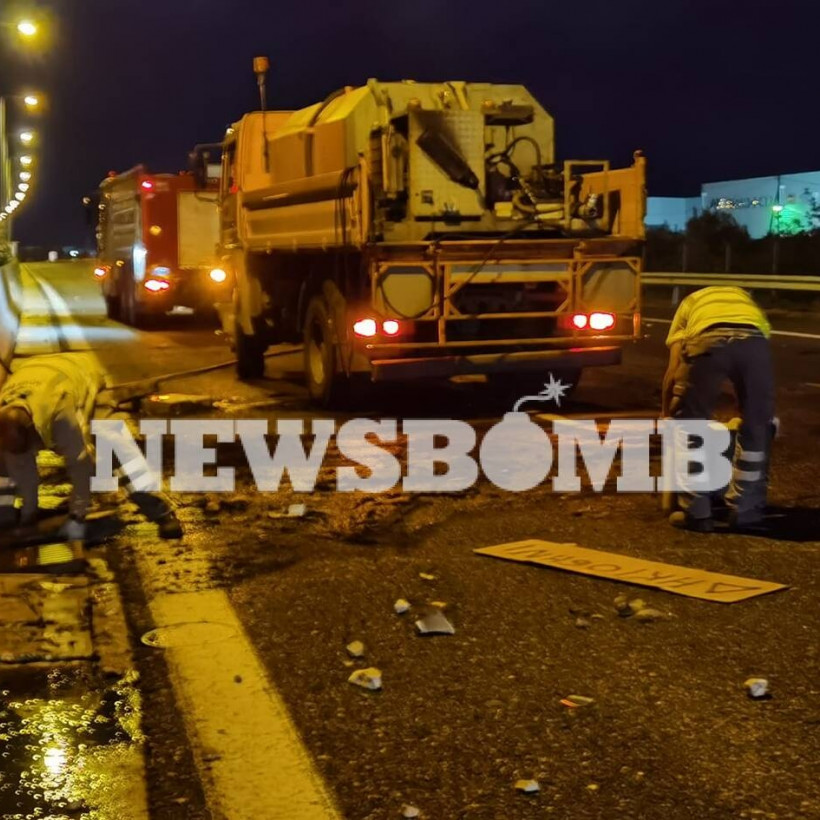 Φωτιά έβαλαν οι συγκεντρωμένοι σε ένα αυτοκίνητο της Αττικής Οδού