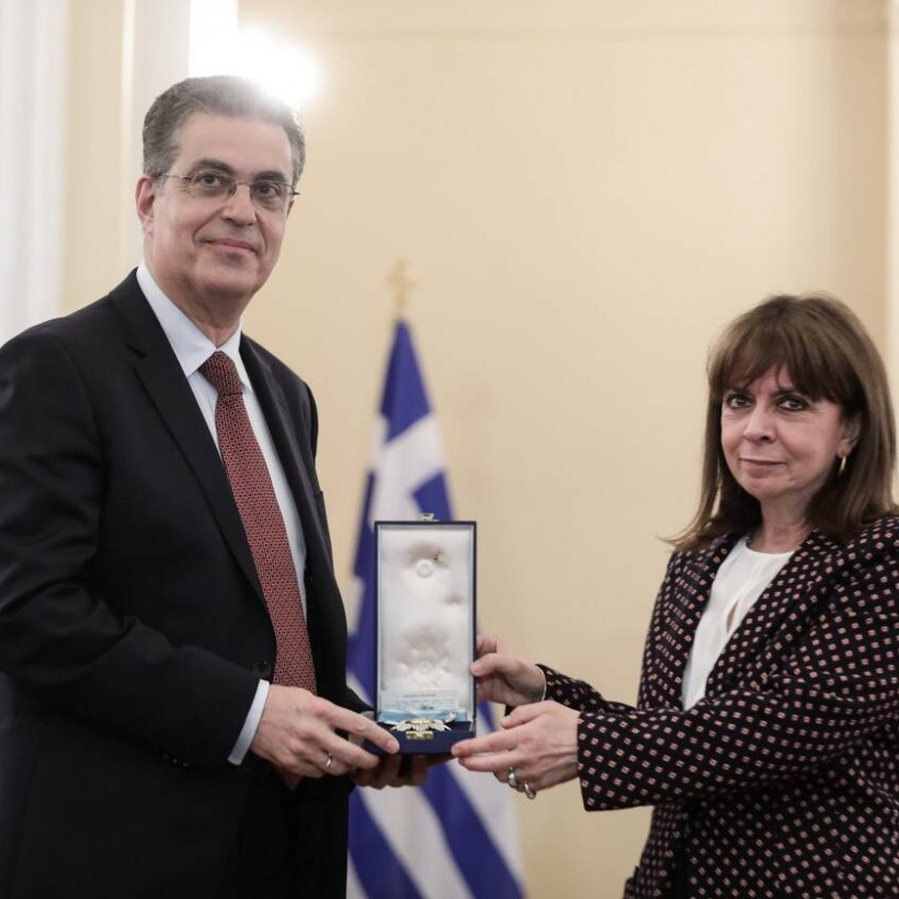 Μπουρλά: Βραβεύτηκε από την Σακελλαροπούλου για την προσφορά του