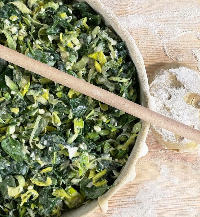 Ως Ηπειρώτης δεν θα μπορούσε να μην είχε στο μενού του παραδοσιακές ελληνικές πίτες