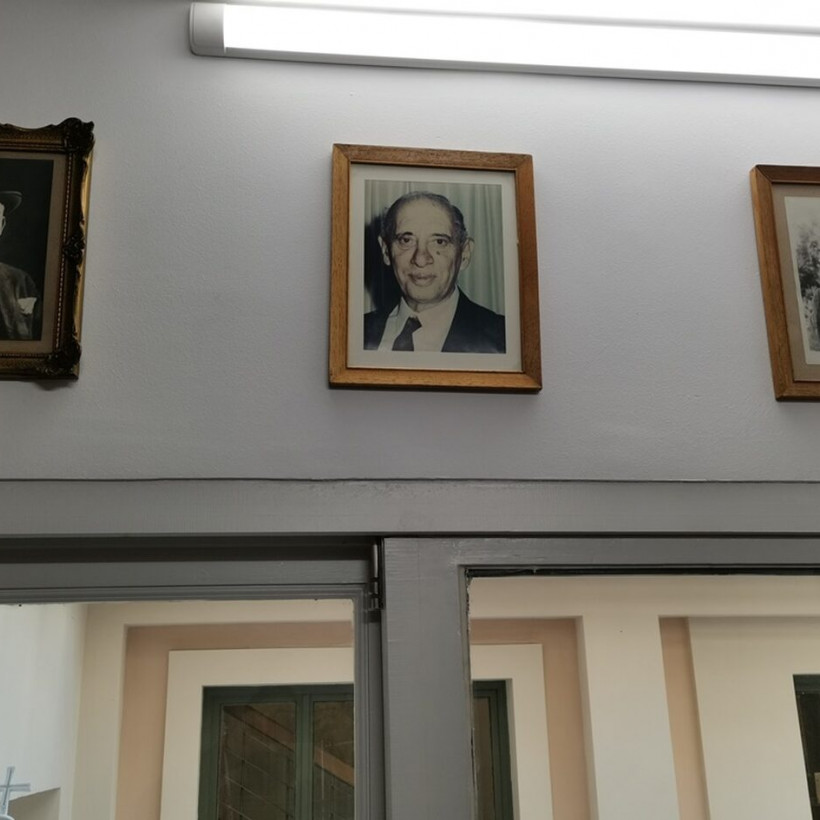 Αριστερά το κάδρο του Ηλία Κοκκώνη, στο κέντρο ο πατέρας της Ελένης, Παναγιώτης Κοκκώνης και ο θείος Βασίλης Κοκκώνης