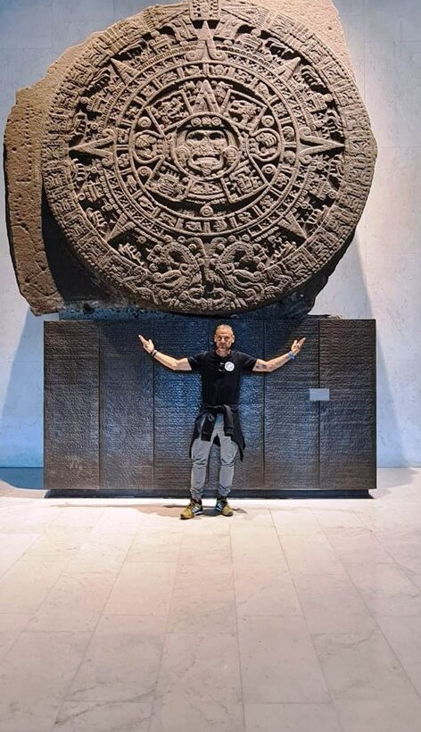 Ο Λεωνίδας Ξηντάρας κάτω από το ημερολόγιο των Μάγια στο Μεξικό