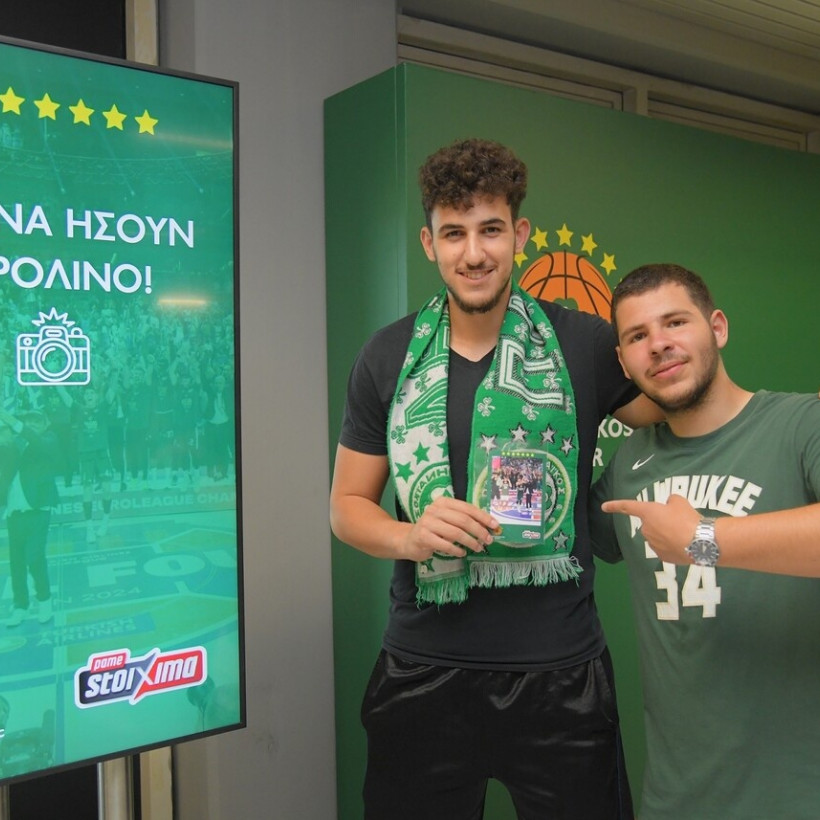 Οι φίλαθλοι φωτογραφίζονται στο AR video booth του Πάμε Στοίχημα