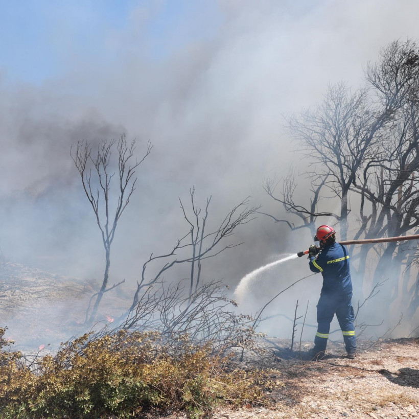 Μεγάλη πυρκαγιά στη Βάρης-Κορωπίου