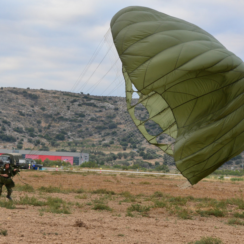 Πώς εκπαιδεύονται οι Έλληνες αλεξιπτωτιστές - Εντυπωσιακές εικόνες 1726490005187 895361502 3