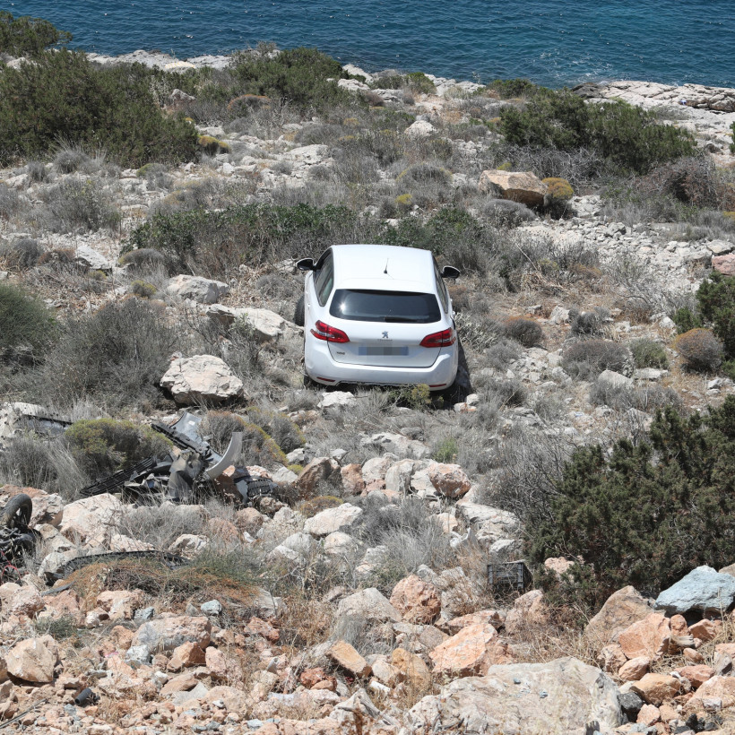 [378406] ΠΤΩΣΗ ΑΥΤΟΚΙΝΗΤΟΥ ΣΤΟ ΓΚΡΕΜΟ ΣΤΑ ΛΙΜΑΝΑΚΙΑ ΤΗΣ ΒΟΥΛΙΑΓΜΕΝΗΣ. ΕΠΙΧΕΙΡΗΣΗ ΑΠΕΓΚΛΩΒΙΣΜΟΥ ΑΠΟ ΤΗΝ ΠΥΡΟΣΒΕΣΤΙΚΗ ΔΥΟ ΑΤΟΜΩΝ (ΣΩΤΗΡΗΣ ΔΗΜΗΤΡΟΠΟΥΛΟΣ / EUROKINISSI)