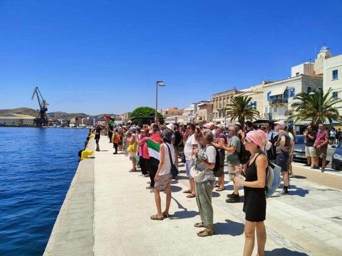 Σύρος: «Μπλόκο» σε κρουαζιερόπλοιο που μετέφερε τουρίστες από το Ισραήλ